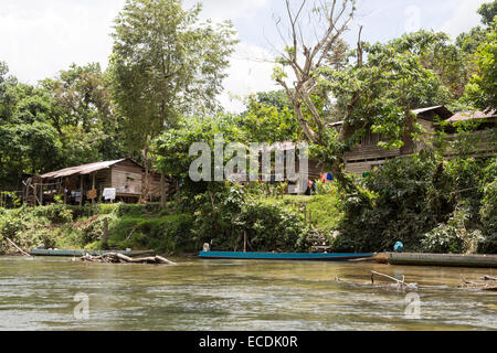 Dorf am Melinau Fluss, Mulu, Malaysia Stockfoto