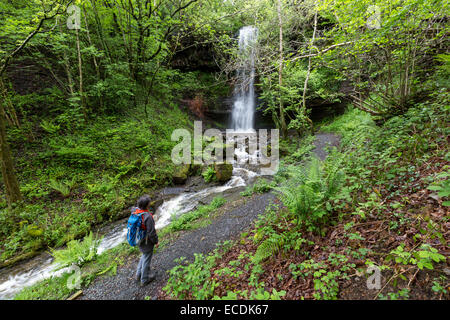 Wasserfall und Walker, Clydach Schlucht, Wales, UK Stockfoto