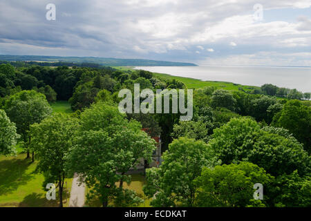 Aerial Landschaft mit Blick auf Bäume im Park und das Frische Haff. Frauenburg, Nordpolen. Stockfoto