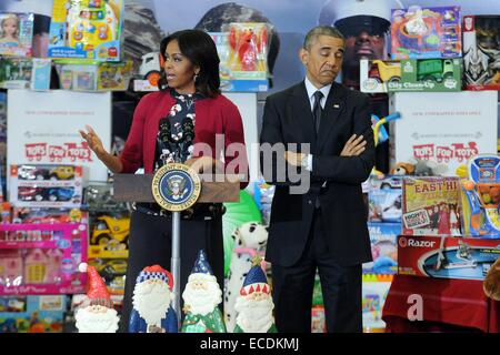 US Präsident Barack Obama reagiert als First Lady Michelle Obama Adressen Freiwilligen während des Marine Corps Spielwaren für Tots Kampagne am Joint Base Anacostia-Bolling 10. Dezember 2014 in Washington, DC. Stockfoto