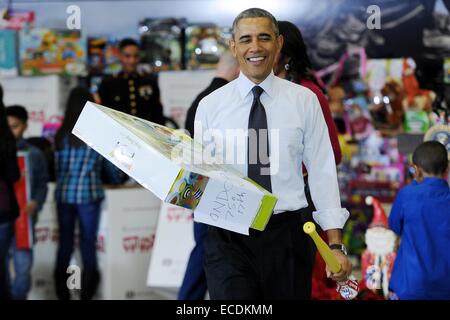 US Präsident Barack Obama hilft Art Spielzeug während des Marine Corps Spielwaren für Tots Kampagne am Joint Base Anacostia-Bolling 10. Dezember 2014 in Washington, DC. Stockfoto