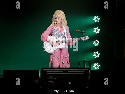 Dolly Parton, die live auf der Bühne in der ersten Nacht ihrer UK-Tour in Liverpool Echo Arena Featuring: Dolly Parton wo: Liverpool, Vereinigtes Königreich bei: 8. Juni 2014 Stockfoto