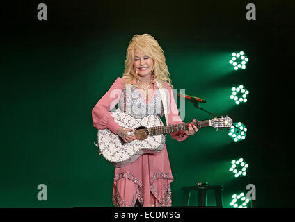 Dolly Parton, die live auf der Bühne in der ersten Nacht ihrer UK-Tour in Liverpool Echo Arena Featuring: Dolly Parton wo: Liverpool, Vereinigtes Königreich bei: 8. Juni 2014 Stockfoto