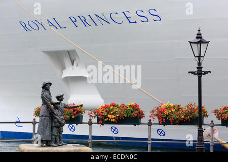 Royal Princess cruise Schiff & Anne Moore Statue, Cobh, County Cork, Munster, Irland, Europa Stockfoto