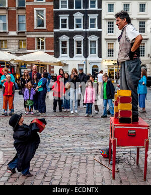 A Street Entertainer führt In Covent Garden, London, England Stockfoto
