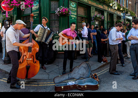 Straßenmusikanten führen außerhalb der Markt Porter Pub, London Bridge, London, England Stockfoto