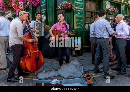 Straßenmusikanten führen außerhalb der Markt Porter Pub, London Bridge, London, England Stockfoto