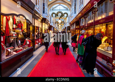 Weihnachts-Shopping, Burlington Arcade, London, England Stockfoto