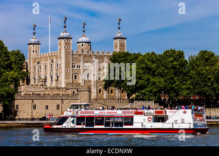 Der Tower Of London und die Themse Cruiser, London, England Stockfoto