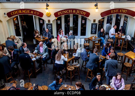 Menschen Essen und trinken außerhalb der Punch & Judy Pub, Covent Garden, London, England Stockfoto