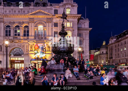 Piccadilly Circus und die Statue des Eros in der Nacht, London, England Stockfoto