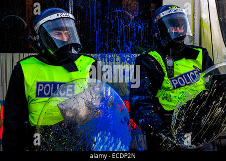 Metropolitan Police Officers bedeckt In Farbe, während der Student Nachhilfe Gebühr Proteste, Parliament Square, London, England Stockfoto