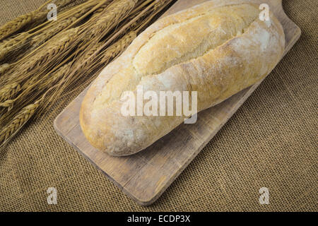 Brot auf Brot mit Weizen auf Sackleinen Hintergrund Stockfoto