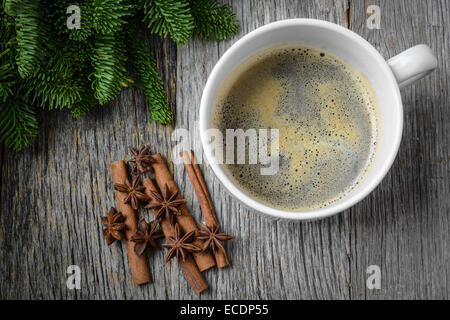 Kaffee und Zimt und Anis Stern für den Urlaub mit Tannenzweig Weihnachten Stockfoto