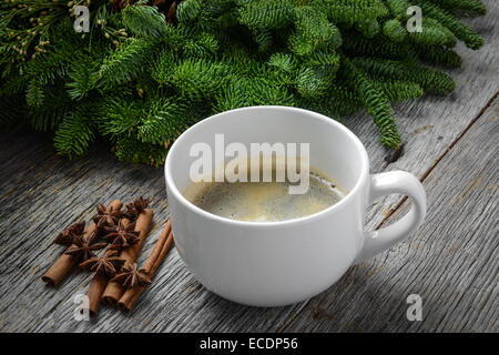 Kaffee und Zimt und Anis Stern für den Urlaub mit Tannenzweig Weihnachten Stockfoto