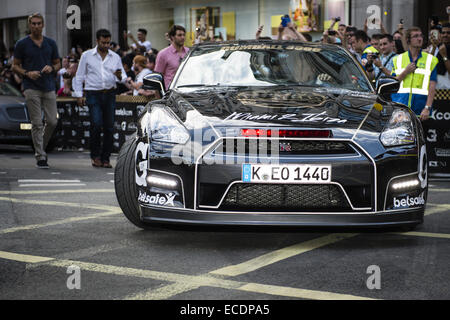 Die 2014 Gumball 3000 kommt auf der Londoner Regent Street. Tausende von Menschen versammelten sich an einem sehr warmen Sonntagnachmittag, fangen einen Blick auf die exotische Autos wie sie ihren Weg nach unten eine der Hauptverkehrsadern der Stadt gemacht. Die Treiber werden in London ruhen. Stockfoto