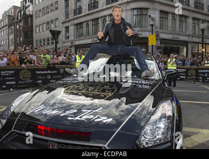 Die 2014 Gumball 3000 kommt auf der Londoner Regent Street. Tausende von Menschen versammelten sich an einem sehr warmen Sonntagnachmittag, fangen einen Blick auf die exotische Autos wie sie ihren Weg nach unten eine der Hauptverkehrsadern der Stadt gemacht. Die Treiber werden in London ruhen. Stockfoto