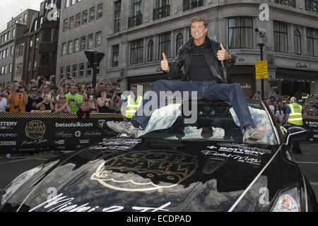 Die 2014 Gumball 3000 kommt auf der Londoner Regent Street. Tausende von Menschen versammelten sich an einem sehr warmen Sonntagnachmittag, fangen einen Blick auf die exotische Autos wie sie ihren Weg nach unten eine der Hauptverkehrsadern der Stadt gemacht. Die Treiber werden in London ruhen. Stockfoto