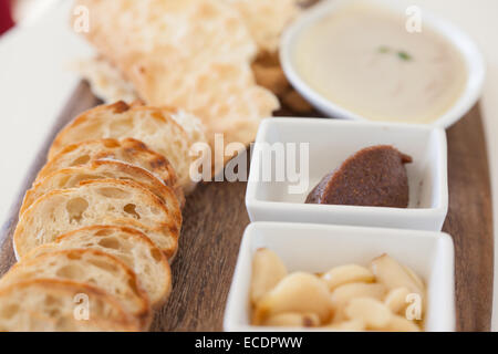 Leberpastete Teller mit Brot, Feigenmarmelade und Knoblauch-confit Stockfoto