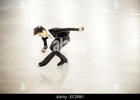 Barcelona, Katalonien, Spanien. 11. Dezember 2014. SOTA YAMAMOTO (JPN) führt in Männer JUNIOR - Kurzprogramm bei der ISU Grand Prix of Figure Skating Finale in Barcelona - die ISU Finale des Grand Prix der Eiskunstlauf, gemeinsam mit den ISU Junior Grand Prix Finale stattfinden wird, ist die Krönung der Grand-Prix-Serie Schaltung in Barcelona stattfindet. Bildnachweis: Matthias Oesterle/ZUMA Wire/ZUMAPRESS.com/Alamy Live-Nachrichten Stockfoto