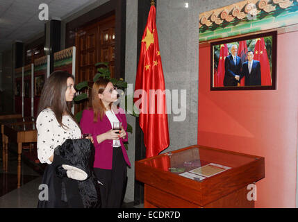 Tirana. 11. Dezember 2014. Menschen besuchen die Xinhua-Galerie-Foto-Ausstellung anlässlich des 65. Jahrestages der Gründung der diplomatischen Beziehungen China-Albanien in Tirana 11. Dezember 2014. © Xinhua/Alamy Live-Nachrichten Stockfoto