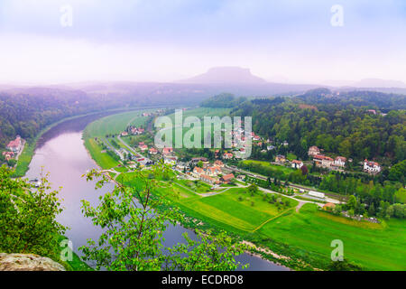 Schöne Aussicht auf den Fluss Elbe neben Bastei Stockfoto