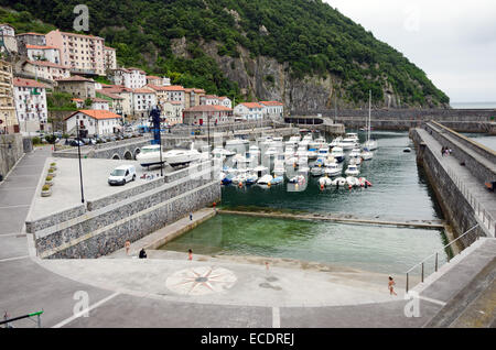 ELANTXOBE, Spanien - Juli 3: Der kleine Hafen von Elantxobe. im Baskenland 3. Juli 2013 in Elantxobe, Biskaya, Spanien Stockfoto