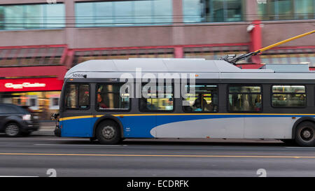 Profil-Ansicht Bewegungsunschärfe Pendler an Bord eine öffentliche Verkehrsmittel Oberleitungsbus Vancouver Kanada Stockfoto