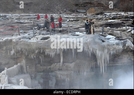 XI. 11. Dezember 2014. Touristen fotografieren das Hukou Wasserfall am gelben Fluss im Nordwesten der chinesischen Provinz Shaanxi 11. Dezember 2014. Bildnachweis: Ding Haitao/Xinhua/Alamy Live-Nachrichten Stockfoto