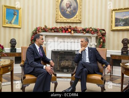 US-Präsident Barack Obama trifft sich mit Richard Verma, vor kurzem vom Senat bestätigt als nächsten US-Botschafter in Indien, im Oval Office des weißen Hauses 11. Dezember 2014 in Washington, DC. Stockfoto