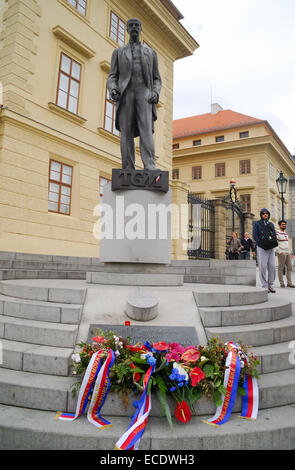 Tschechien, Prag, Mala Strana. Die Bronzestatue von Tomáš Garrigue Masaryk, manchmal genannt Thomas Masaryk in Englisch (7. März 1850 – 14. September 1937), war ein tschechoslowakischer Politiker, Soziologe und Philosoph, der als eifrige Verfechter der tschechoslowakischen Unabhängigkeit im ersten Weltkrieg der Gründer und erste Präsident der Tschechoslowakei wurde. Stockfoto