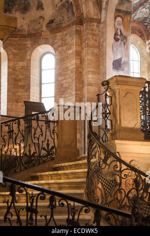 Innenraum der barocken Treppe zum Altarraum in der romanischen Bazilika Svateho Jiri (St.-Georgs Basilika) Stockfoto