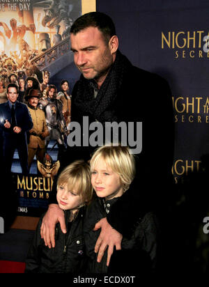 New York, New York, USA. 11. Dezember 2014. Schauspieler LIEV SCHREIBER und seine Söhne ALEXANDER PETE und SAMUEL KAI besuchen die New Yorker Premiere von "nachts im Museum: Secret of The Tomb" im Ziegfeld Theater statt. Bildnachweis: Nancy Kaszerman/ZUMAPRESS.com/Alamy Live-Nachrichten Stockfoto