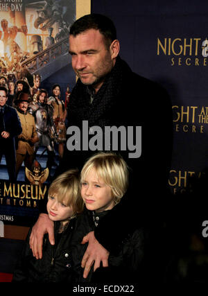 New York, New York, USA. 11. Dezember 2014. Schauspieler LIEV SCHREIBER und seine Söhne ALEXANDER PETE und SAMUEL KAI besuchen die New Yorker Premiere von "nachts im Museum: Secret of The Tomb" im Ziegfeld Theater statt. Bildnachweis: Nancy Kaszerman/ZUMAPRESS.com/Alamy Live-Nachrichten Stockfoto
