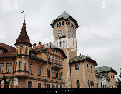 Rathausturm mit der Stadt von Asiago, Provinz Vicenza in Italien Stockfoto