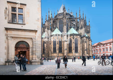 Touristen im Innenhof mit gotischen Veitsdom Wahrzeichen im Hintergrund, Prazsky Hrad Burgviertel, Prag, Tschechische Stockfoto