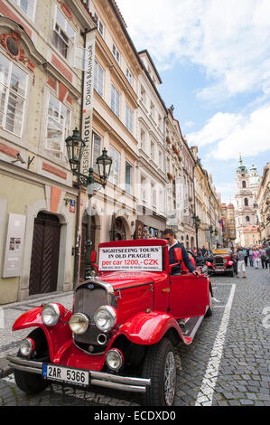 Sightseeing Touren in Oldtimern angeboten entlang der Straße mit Kopfsteinpflaster in der Kleinseite, Prag, Tschechien Stockfoto