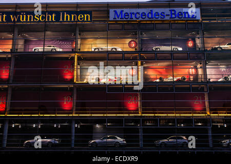 München, Deutschland. 12. Dezember 2014. 12. Auto, McLaren-Mercedes Formel-1-pilotert (F1-Rennwagen) MP 4-10 ergab für die 2014 Mercedes Benz Adventskalender in München Credit: Hector Chapman/Alamy Live News Stockfoto