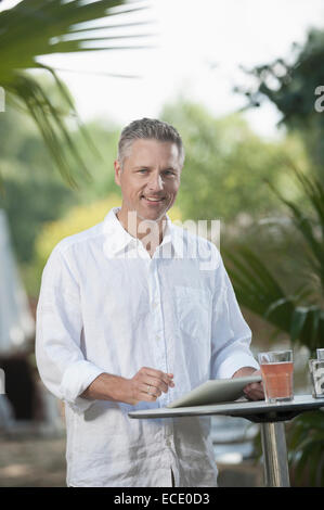 Mann Garten Sommer Obstsaft schön entspannt Stockfoto