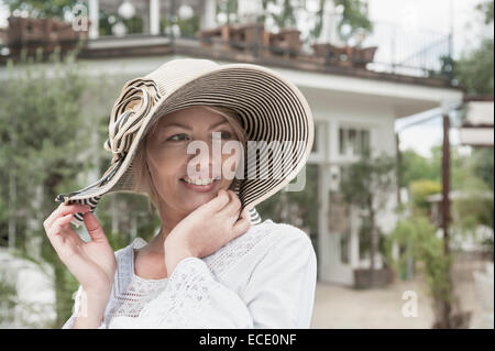 Porträt Frau attraktive Lächeln auf den Lippen tragen Hut Stockfoto