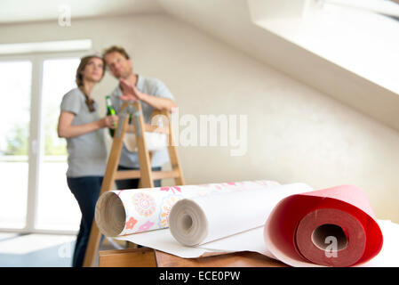 Paar Planung neues Zuhause Bier trinken Stockfoto