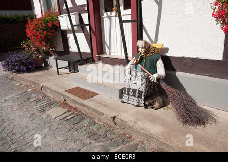 Typische Harzer Hexe Puppe vor alte Holz gerahmt Gebäude, Deutschland Stockfoto