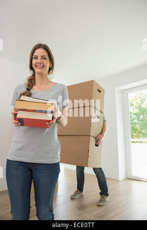 Frau glücklich lächelnd, Umzug in neues Zuhause Stockfoto