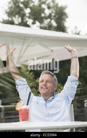 Urlaub entspannend dehnend Porträt Mann lächelnd Stockfoto