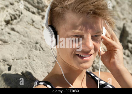 Close-up Portrait männlichen Teenager Kopfhörer Musik Stockfoto