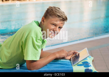 Swimming Pool junge männliche Tablet Computer Porträt Stockfoto
