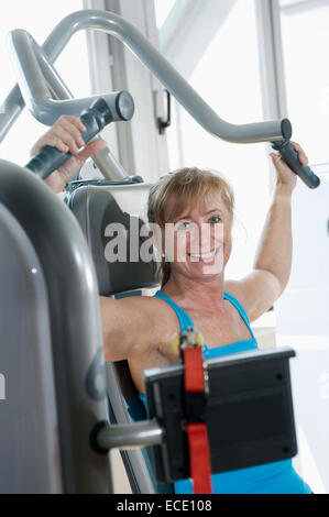 Porträt-Reife Frau-Fitness-Studio glücklich lächelnd Stockfoto