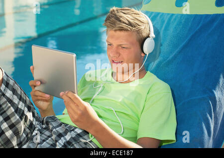 Junge männliche Schwimmbad Tablet Computer Porträt Stockfoto