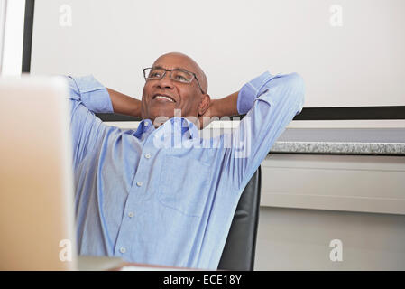 Geschäftsmann Computerbüro lächelt glücklich entspannt Stockfoto