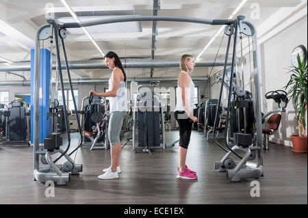 Zwei junge Frauen Fitness Studio Sport praktizieren Stockfoto